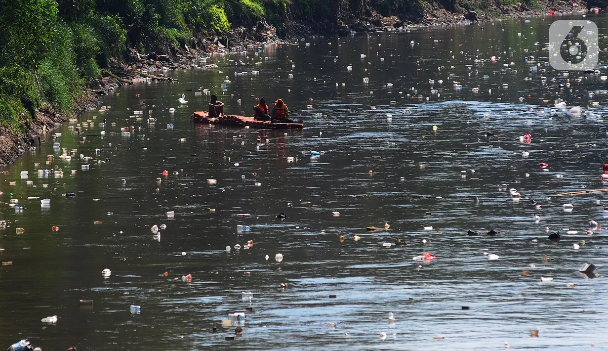 Sampah plastik mengapung di Kali Ciliwung Kanal Barat, Jakarta, Rabu (20/12/2023). Masalah sampah di Indonesia sudah sampai pada taraf yang mengkhawatirkan. (merdeka.com/Imam Buhori)