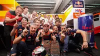 Pembalap Repsol Honda, Marc Marquez melakukan selebrasi usai memenangkan balapan MotoGP Aragon 2018. (Twitter/Marc Marquez)
