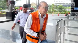 Terdakwa kasus PLTU Riau-1, Johannes Budisutrisno Kotjo berjalan masuk Gedung KPK, Jakarta, Selasa (26/2). Johannes Budisutrisno Kotjo diperiksa untuk pengembangan baru suap terkait proyek pembangunan PLTU Riau-1. (Merdeka.com/Dwi Narwoko)