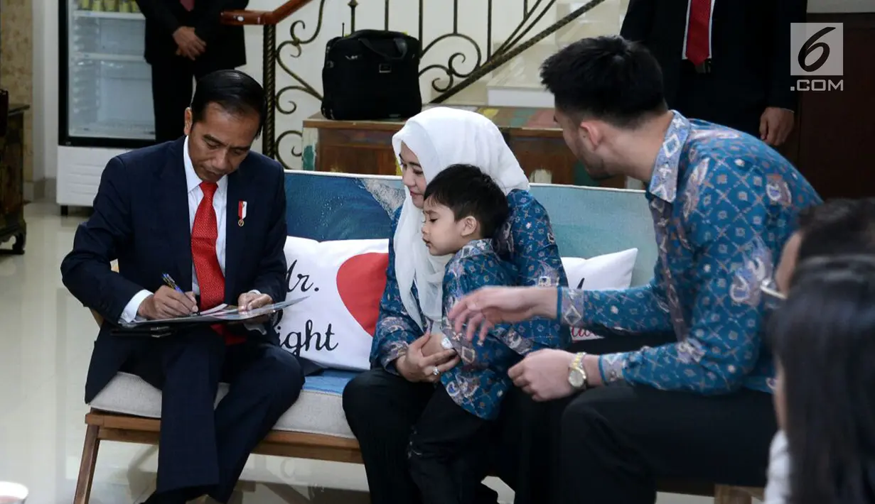 Presiden Joko Widodo memberikan tanda tangan saat berkunjung ke kediaman almarhum Raden Mas Haryo Heroe Syswanto Ns Soerio Soebagio atau yang lebih dikenal dengan nama Sys NS di Kawasan Kemang, Jakarta (2/2). (Liputan6.com/Pool/Biro Pers Setpres)