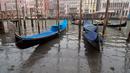 Gondola berlabuh di sepanjang kanal saat air surut di Venesia, Italia, 21 Februari 2023. Masalah di Venesia dipicu pada kombinasi faktor kurangnya hujan, sistem tekanan tinggi, bulan purnama dan arus laut. (AP Photo/Luigi Costantini)