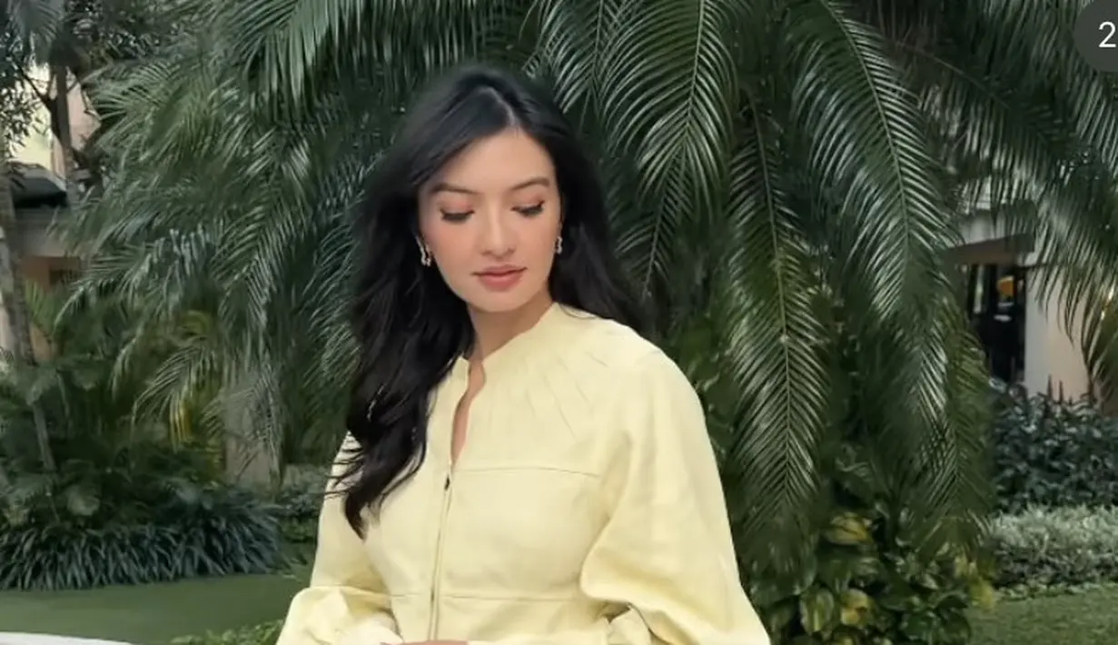 <p>Rambutnya panjang hitamnya dibiarkan lurus tanpa poni. Dengan makeup flawless yang membuatnya cantik effortless. (@ralineshah)</p>