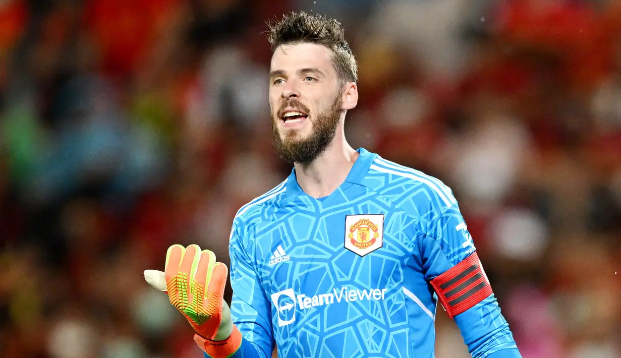 <p>Kiper Manchester United, David de Gea, saat melawan Liverpool pada laga persahabatan di Stadion Rajamangala, Bangkok (12/7/2022). De Gea gagal pindah dari MU ke Real Madrid lantaran mesin faks yang rusak sehingga dokumen keperluan transfer De Gea tidak sampai ke Los Blancos. (AFP/Manan Vatsyayana)</p>