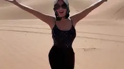 Wika Salim saat ini sedang berlibur ke Dubai. Penyanyi dangdut satu ini membagikan kegiatannya selama di Dubai dari ke destinasi populer hingga potret dirinya yang berjalan-jalan di gurun. (FOTO: instagram.com/wikasalim)