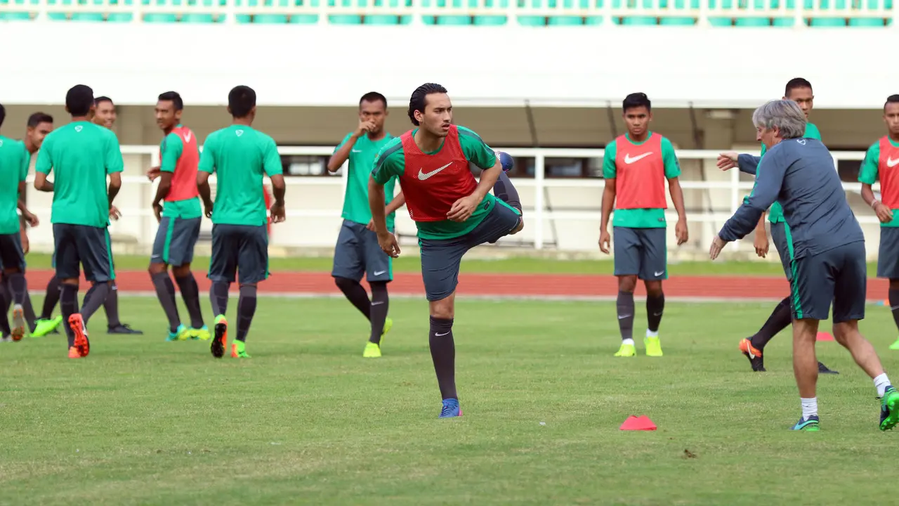 Pemain naturalisasi, Ezra Walian (tengah) menerima arahan pelatih fisik saat pemanasan bersama Timnas Indonesia U-22 jelang latihan resmi laga persahabatan melawan Myanmar di Stadion Pakansari, Bogor, Senin (20/3/2017). 