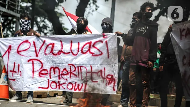 FOTO: BEM SI Mulai Berunjuk Rasa di Patung Kuda Jakarta