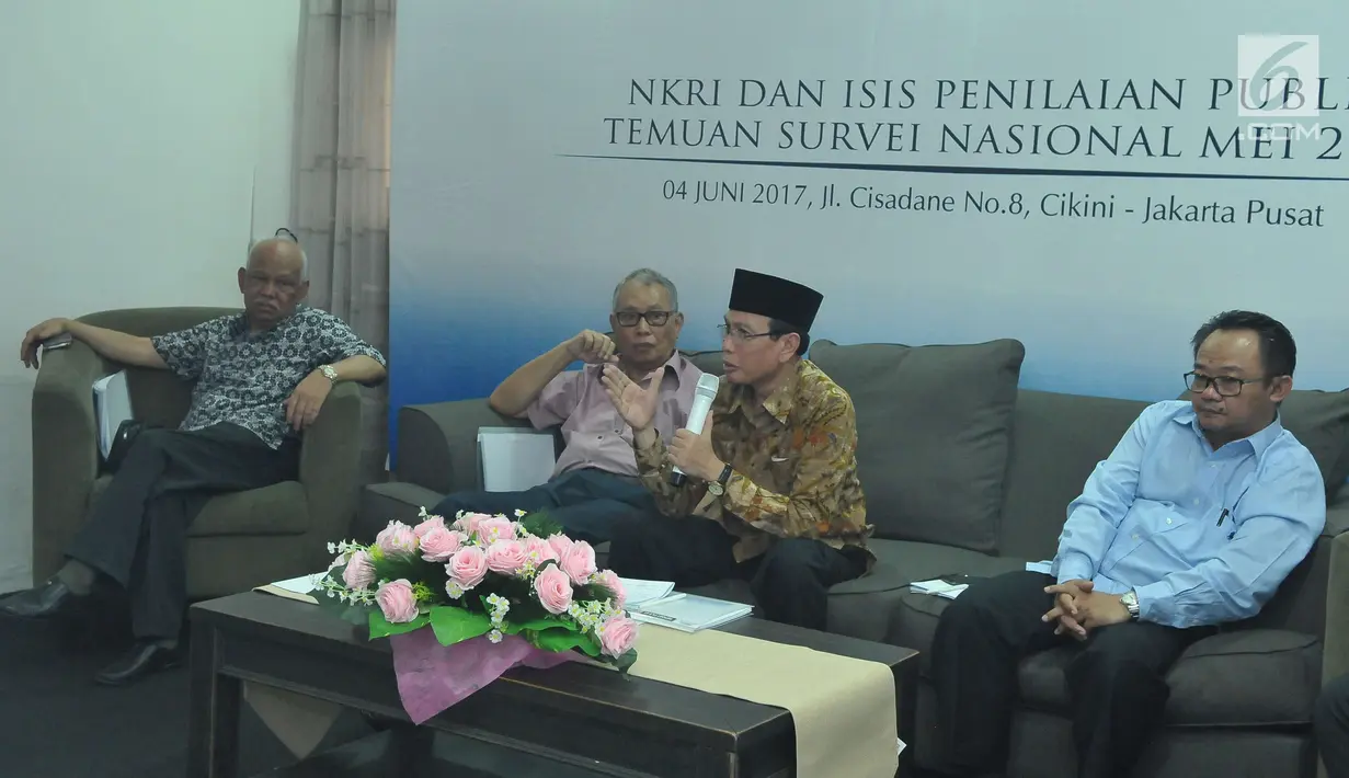 Suasana pemaparan survei terkait ISIS yang dihadiri oleh Tamrin A. Tomagola, KH. Masdar F. Mas’udi dan Saiful Mujani di Jakarta, Minggu (4/6). Survei menunjukan sebanyak 79,3 persen tidak setuju NKRI menganut sistem khilafah. (Liputan6.com/Helmi Afandi)
