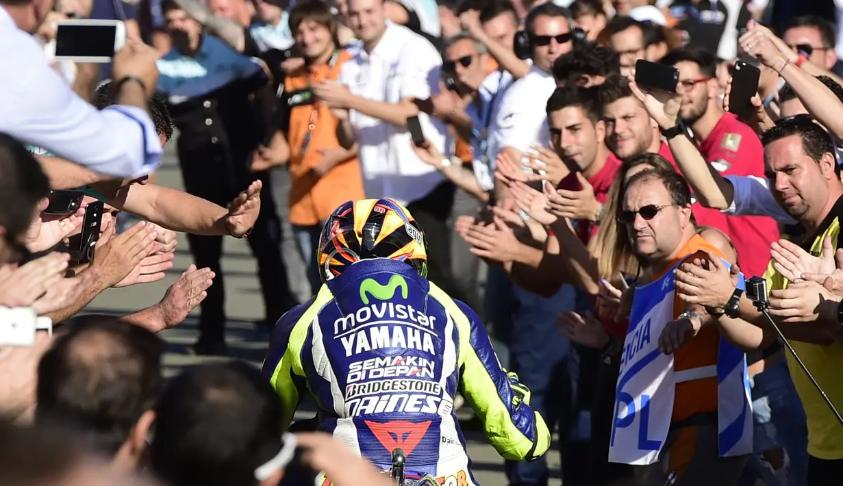 Walaupun gagal menjadi juara dunia MotoGP 2015, Valentino Rossi tetap disambut hangat penggemarnya dalam GP Valencia di Sirkuit Ricardo Tormo, Valencia, Spanyol, (8/11/2015). (AFP Photo/Javier Soriano)