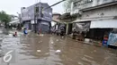 Warga kemang Utara menunggu genangan air surut, Jakarta, Rabu (20/7). Akibat intensitas hujan deras yang mengguyur Jakarta, sejumlah ruas jalan tergenang air. (Liputan6.com/Yoppy Renato)