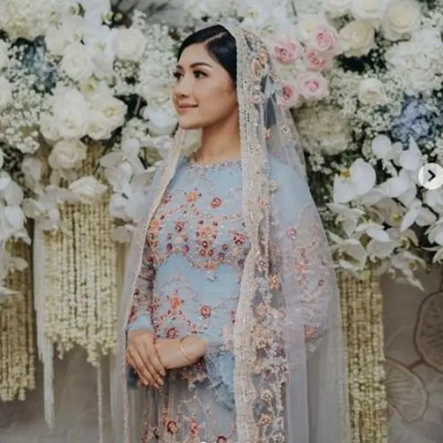 Abaya Kiky Saputri di Pengajian Jelang Pernikahan Kreasi Desainer yang Sama dengan Erina Gudono