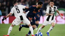Gelandang Valencia, Francis Coquelin, berusaha melewati gelandang Juventus, Miralem Pjanic, pada laga Liga Champions di Stadion Allianz, Turin, Selasa (27/11). Juventus menang 1-0 atas Valencia. (AFP/Marco Bertorello)