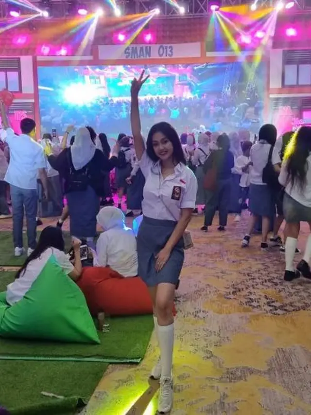 Nia Anggia, adik mendiang Julia Perez pakai seragam SMA (instagram/anggitheperez)