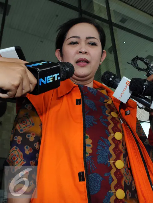 Staff anggota DPR Damayanti Wisnu Putranti, Dessy A Edwin menjawab pertanyaan wartawan usai menjalani pemeriksaan di KPK, Jakarta, Jumat (4/3). Dessy tertangkap dalam operasi tangkap tangan (OTT) KPK. (Liputan6.com/Helmi Afandi)