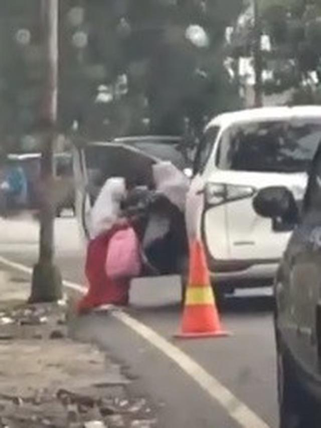 viral video ibu dorong anak keluar mobil
