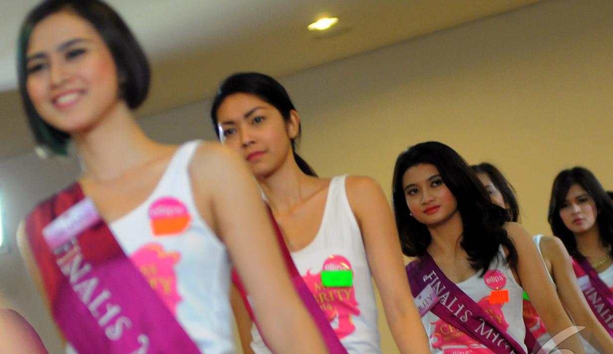 Para finalis Micel 2014 melakukan gaya yang diinstrusikan kepada mereka, Para finalis Micel 2014, Cawang, Jaktim, Minggu (19/10/2014) (Liputan6.com/Faisal R Syam)