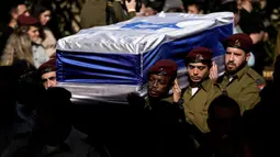 Eizenkot dan Gantz yang juga mantan panglima militer, bergabung dengan pemerintahan Perdana Menteri Benjamin Netanyahu tak lama setelah serangan mematikan Hamas pada 7 Oktober yang memicu serangan udara, darat, dan laut Israel di Jalur Gaza, Palestina. (AP Photo/Leo Correa)