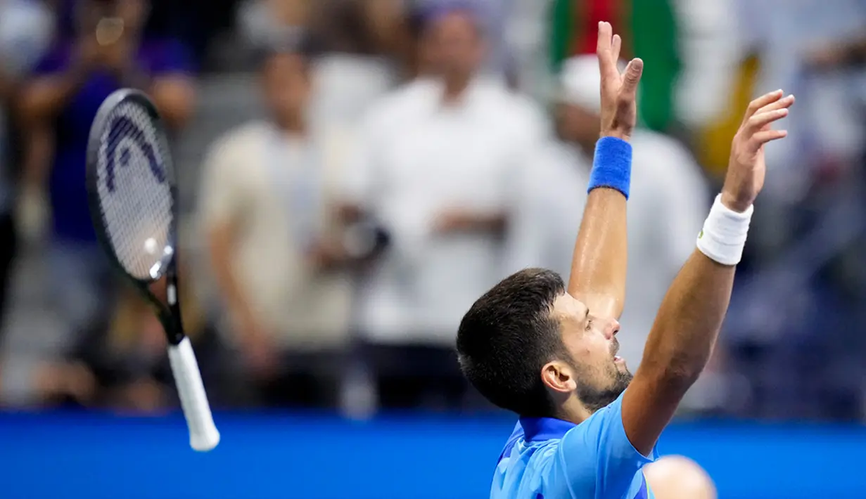 Pada laga final yang dihelat di Arthur Ashe Stadium, Djokovic berupaya bangkit dari kekalahan di final terakhirnya, yakni Wimbledon saat ditaklukkan Carlos Alcaraz lima set. (AP Photo/Charles Krupa)