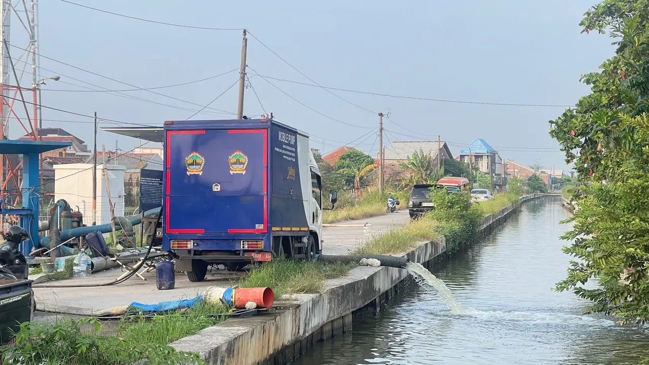 Perbanyak Pompa, Jurus Pemprov Jateng Atasi Banjir Rob di Sayung Demak