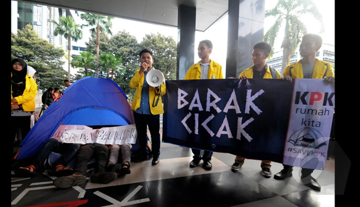 Dalam aksinya, anggota BEM UI mendirikan tenda yang dinamakan "Barak Cicak."  di depan Gedung KPK, Jakarta, Selasa (27/1/2015). Aksi Mahasiswa mendukung KPK adalah rumah kita, rumah rakyat memberantas korupsi. (Liputan6.com/Herman Zakharia)