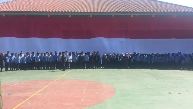 Bendera raksasa sepanjang 30 x 8 meter nampak mengembang di halaman SMKN 1 Garut, Jawa Barat