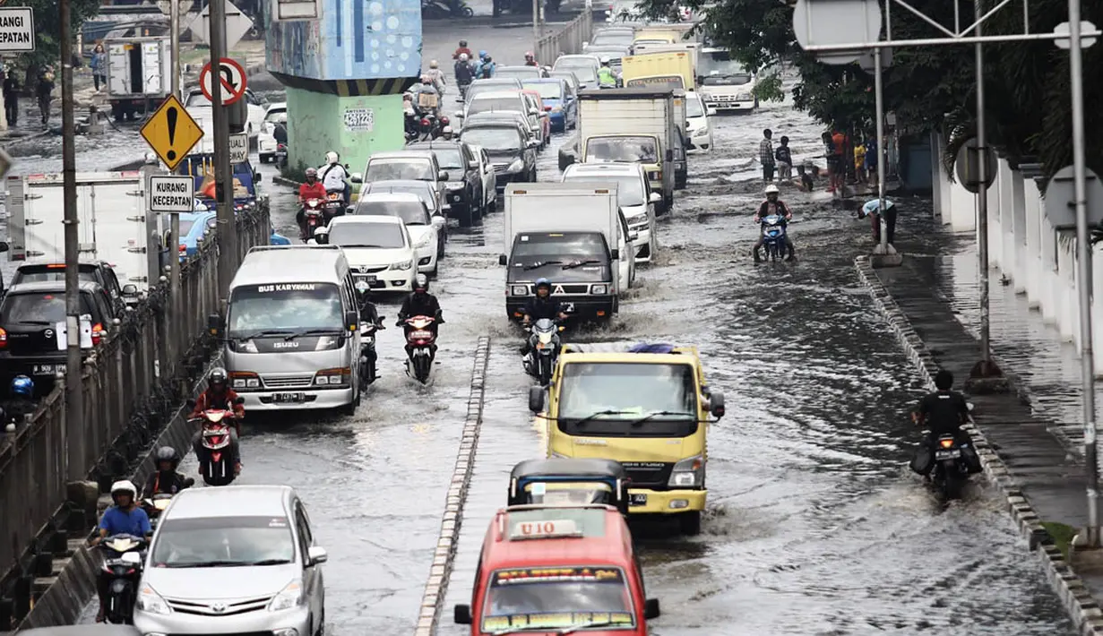 Sejumlah kendaraan roda empat maupun roda dua tampak nekat menerobos genangan air di kawasan Mangga Dua, Jakarta Utara, Kamis (20/11/2014). (Liputan6.com/Faizal Fanani)