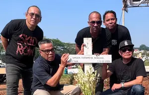 Abdel Abdel Terbang dari Amerika Langsung ke Makam Temon, Menangis Sedih