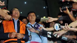 Jero Wacik ditahan oleh KPK karena diduga melakukan tindak pidana pemerasan untuk meningkatkan Dana Operasional Menteri (DOM) sebesar Rp9,9 miliar di Kementerian ESDM kurun waktu 2011-2012, Jakarta, Selasa (5/5/2015). (Liputan6.com/Andrian M Tunay)