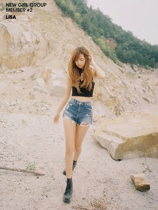 Lisa BLACKPINK termasuk idol yang melek dengan fashion. Ia kerap mengombinasikan beberapa baju dan celana. Wajar jika Lisa menjadi trendsetter di k-pop. (Foto: soompi.com)