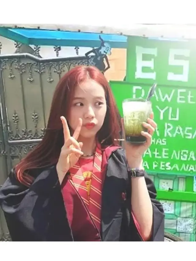 6 Editan Foto Seleb Dunia Jajan Makanan Pinggir Jalan Ini Kocak
