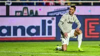 Penyerang Juventus, Cristiano Ronaldo tersenyum saat bertanding melawan Atalanta pada perempat final Coppa Italia 2018-2019 di Stadion Atleti Azzurri d'Italia, Bergamo, Rabu (30/1). Juventus kalah 3-0 dari Atalanta. (Miguel MEDINA/AFP)