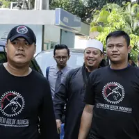 Beberapa orang berbadan tegap mendampingi penyanyi religi Opick saat hadir dalam sidang cerai. Ia merupakan yang pertama kali Opick hadir sidang. (Adrian Putra/Bintang.com)