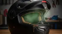 7 Cara Menghilangkan Bau Lembap di Helm Tanpa Merusak Busa, Praktis dan Aman