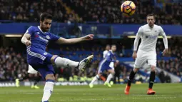 Gelandang Chelsea, Cesc Fabregas, berusaha memberikan umpan saat melawan Swansea. Bermain di kandang, Chelsea lebih menguasai jalannya dengan statistik penguasaan bola mencapai 64 persen. (AFP/Adrian Dennis)