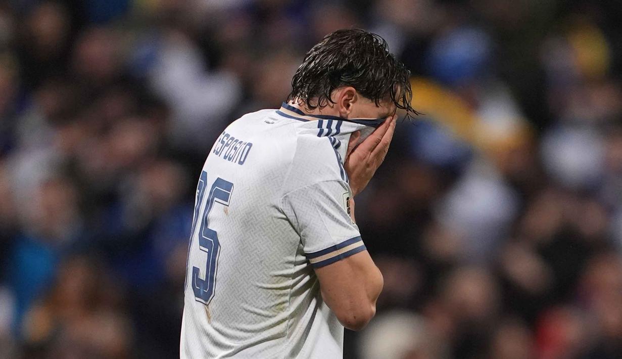 Sebelumnya, selama 120 menit waktu pertandingan, kedua timnas bermain imbang 1-1. Tampak dalam foto, ekspresi pemain Timnas Italia, Pio Esposito, setelah gagal mengeksekusi tendangan penalti selama pertandingan final play-off kualifikasi Piala Dunia 2026 melawan Bosnia dan Herzegovina di Stadion Bilino Polje, Zenica, Selasa 31 Maret 2026 waktu setempat atau Rabu 1 April 2026 dini hari WIB. (Fabio Ferrari/LaPresse via AP)