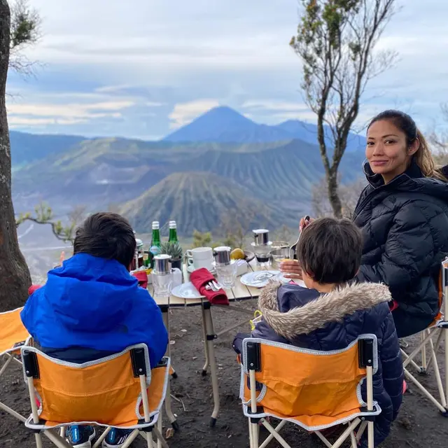 Potret Shanty dan kedua anaknya saat sarapan dengan pemandangan Gunung Bromo.