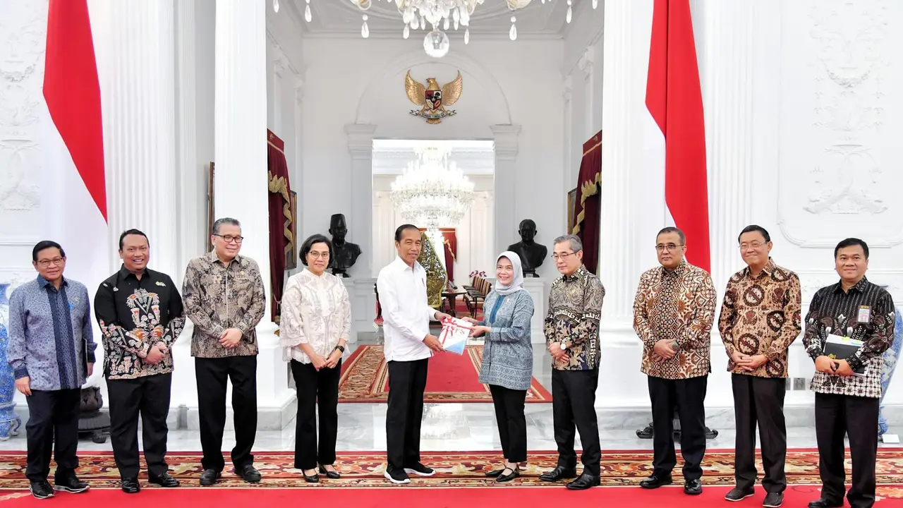 Presiden Joko Widodo (Jokowi) menerima Ikhtisar Hasil Pemeriksaan Semester (IHPS) I Tahun 2023 yang diserahkan oleh Badan Periksa Keuangan (BPK) RI di Istana Merdeka, Jakarta, Jumat (8/12/2023). (Foto: Vico - Biro Pers Sekretariat Presiden)