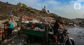 Aktivitas kendaraan saat membuang sampah di lokasi kejadian longsor terjadi pada Senin (13/05) di Tempat Pembuangan Akhir (TPA) Cipayung, Depok, Rabu (15/05/2024).  (merdeka.com/Arie Basuki)