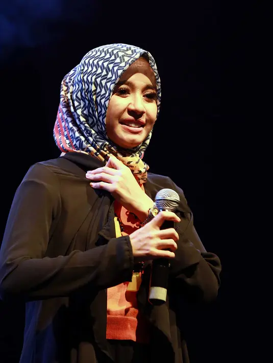 Laudya Cynthia Bella yang tampil cantik dengan berhijab tampak malu-malu untuk ikut joget bersama BBB di atas panggung. (Deki Prayoga/Bintang.com)