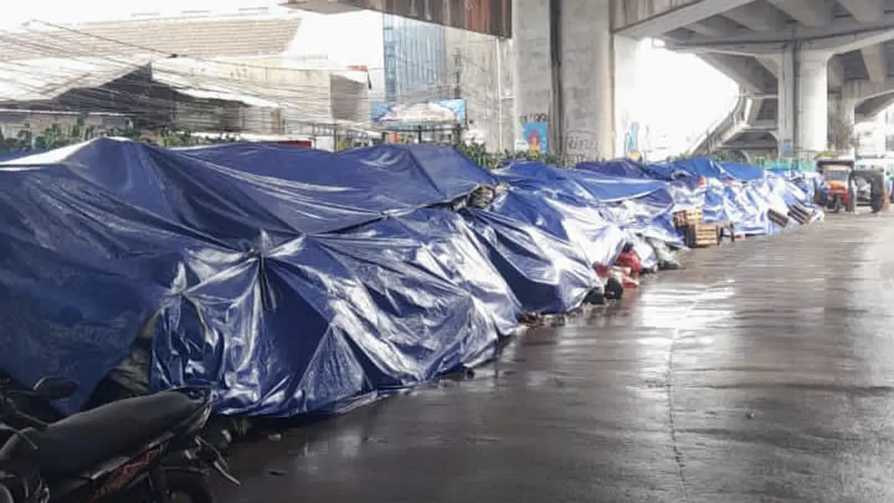 Tumpukan sampah di Kota Tangerang Selatan (Tangsel), Banten ditutup dengan terpal.