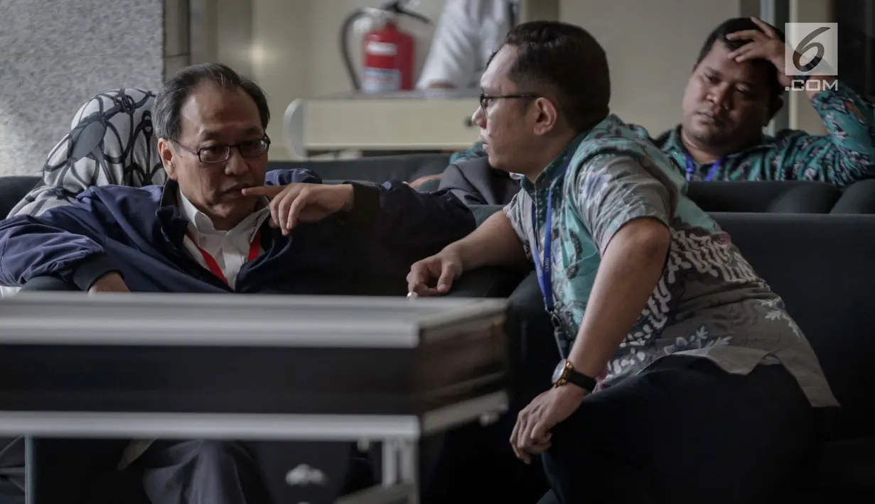 Pengusaha Made Oka bersiap menjalani pemeriksaan di Gedung KPK, Jakarta, Senin (20/11). Pengusaha Made Oka Diperiksa KPK sebagai saksi untuk tersangka Setya Novanto dalam kasus korupsi proyek e-KTP. (Liputan6.com/Faizal Fanani)