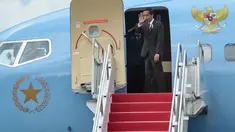 Presiden Joko Widodo bertolak menuju Malaysia menggunakan pesawat kepresidenan di Halim Perdana Kusuma, Jakarta, Minggu (26/4/2015). Kunjungan tersebut dalam rangka menghadiri KTT ASEAN ke-26. (Liputan6.com/Faizal Fanani)