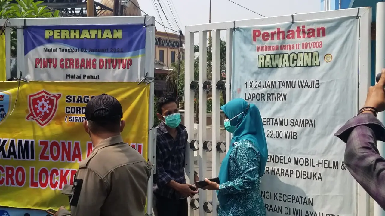 Gerbang masuk RW di kawasan Gandasari, Kecamatan Jatiuwung, Tangerang ditutup akibat Covid-19