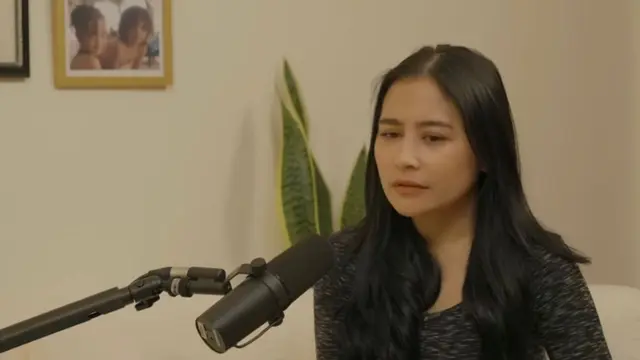 Prilly menceritakan berbagai pengalaman menyakitkan selama berkarir. (Youtube.com/DomaniSiblings)