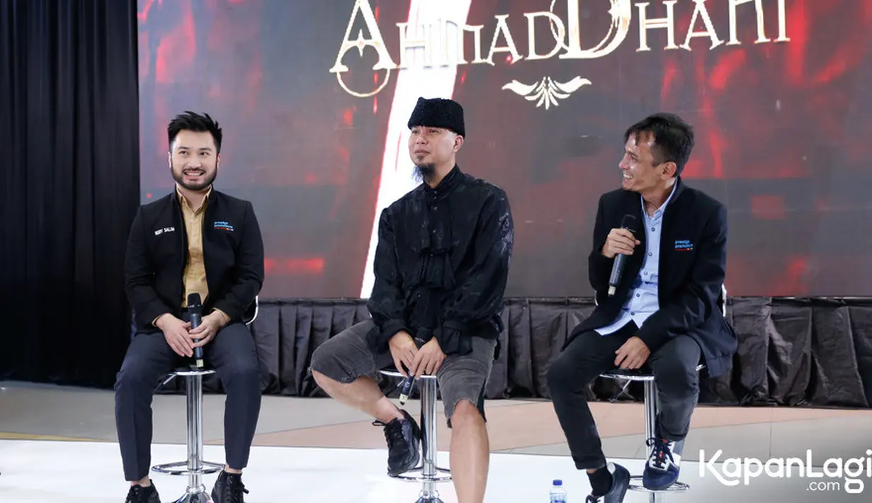 Dhani melarang mantan vokalis Dewa 19 itu membawakan lagu Dewa 19 baik secara solo maupun grup. Dhani mengumumkan hal tersebut didampingi oleh seorang pengacara. [Foto: KapanLagi.com/Bayu Herdianto]