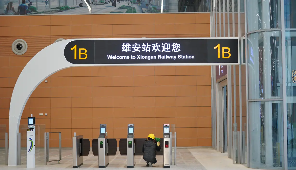 Pekerja membersihkan peralatan di ruang tunggu Stasiun Kereta Xiongan di Kawasan Baru Xiongan di Provinsi Hebei, China utara (23/12/2020). Ketika beroperasi, jalur tersebut akan mempersingkat waktu tempuh Beijing-Xiongan dari 2 jam menjadi 30 menit saja. (Xinhua/Yang Shiyao)