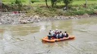 Jembatan Putus, Siswa SD di Sukabumi Berangkat Sekolah Seberangi Sungai Naik Perahu Karet