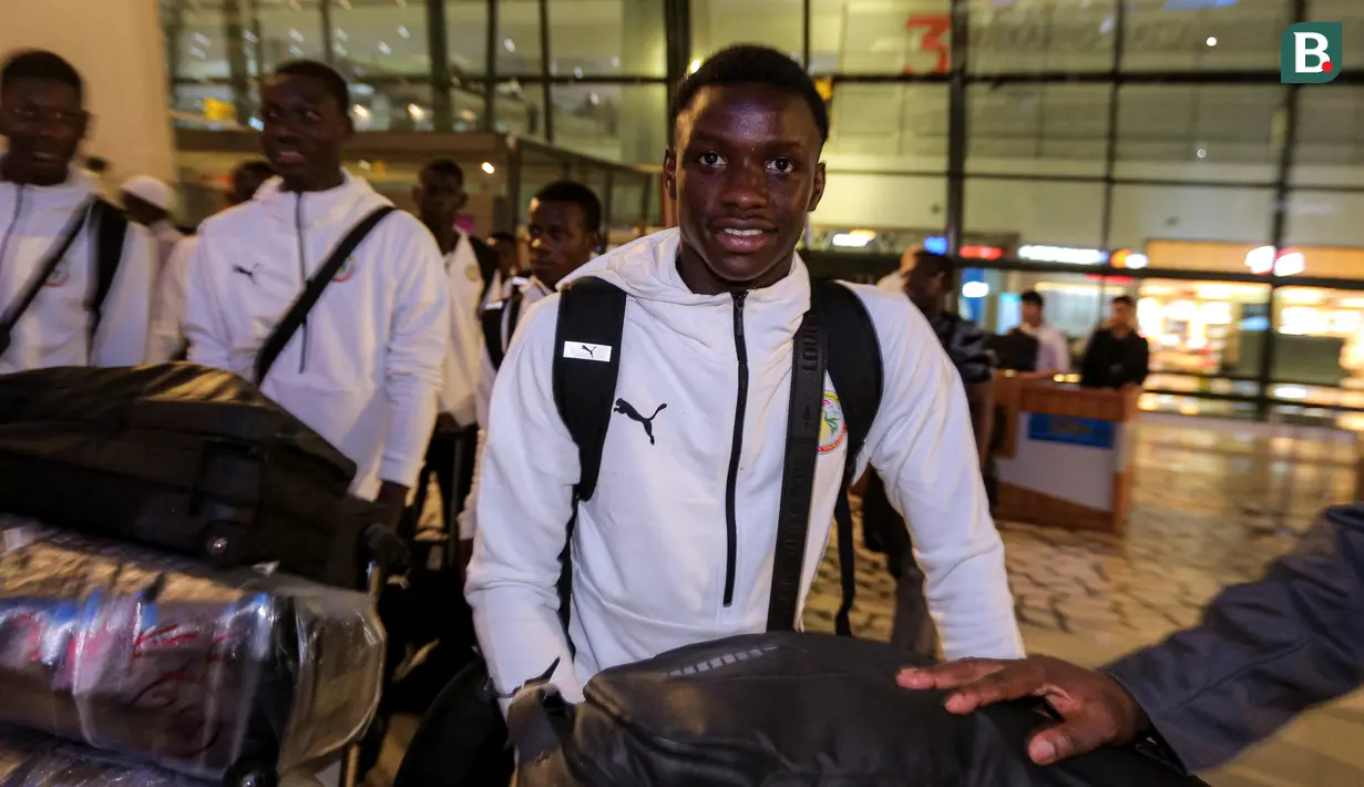 <p>Kapten Timnas Senegal U-17, Amara Diouf berjalan menuju bus saat kedatangan di Terminal 3 Bandara Soekarno Hatta, Tangerang, Banten menjelang Piala Dunia U-17 2023 pada Rabu (01/11/2023). (Bola.com/Bagaskara Lazuardi)</p>