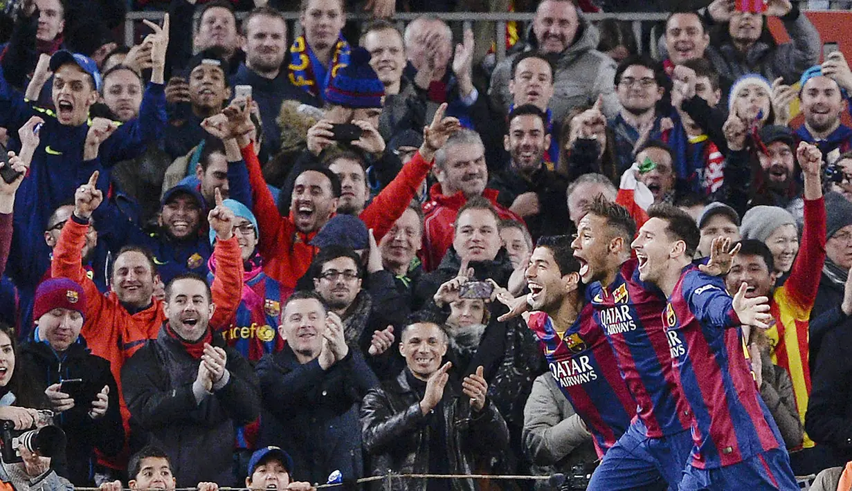 Striker Barcelona, Neymar Jr, bersama Luis Suarez merayakan gol yang dicetak Lionel Messi ke gawang  Atletico Madrid pada laga La Liga Spanyol di Stadion Camp Nou, Barcelona, Minggu, (11/1/2015). (AFP/Josep Lago)