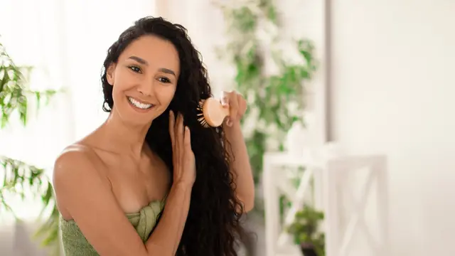 14 Cara Merawat Rambut Sehat untuk Si Pemilik Curly Hair agar Lembut dan Bebas Kusut