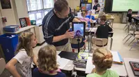 Robot Ini 'Hadirkan' Pelajar di Sekolah